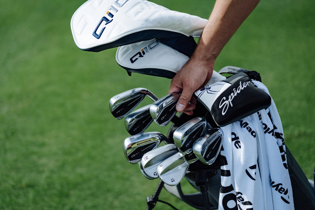 Detail van een golfset met verschillende clubs